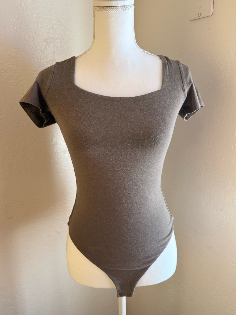 Nuuds Square Neck Short Sleeve Bodysuit in Brown Taupe